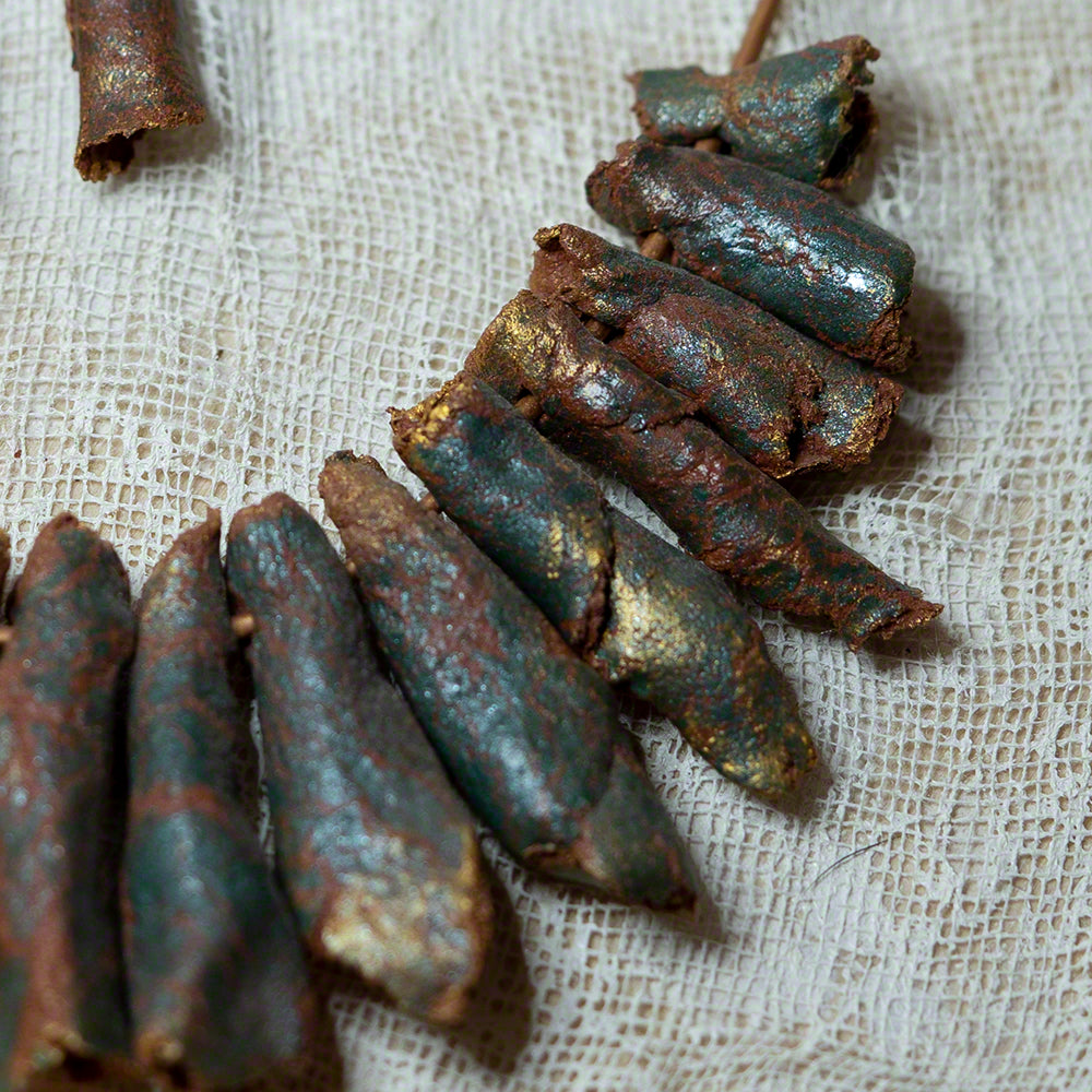 Κολιέ με χειροποίητα στοιχεία σε πράσινες και χρυσές αποχρώσεις