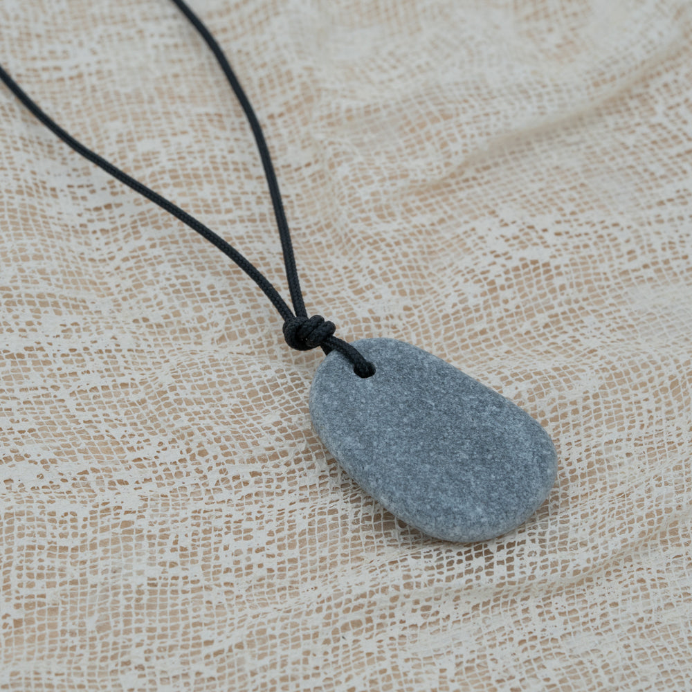 Unisex pendant with pebble