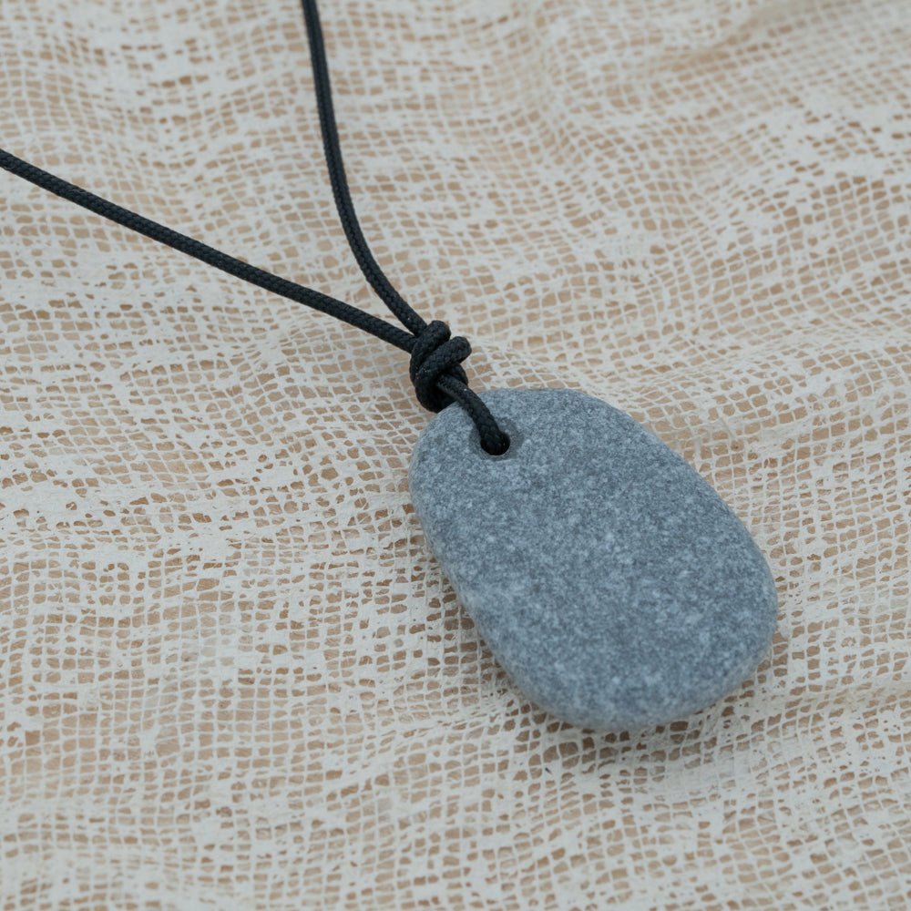 Unisex pendant with pebble