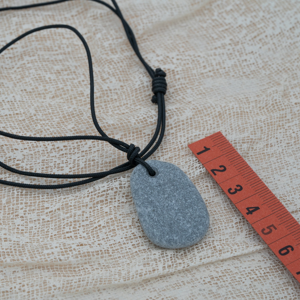 Unisex pendant with pebble