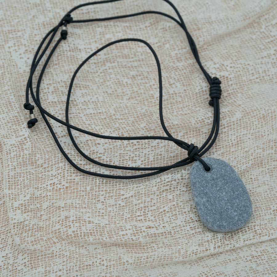 Unisex pendant with pebble