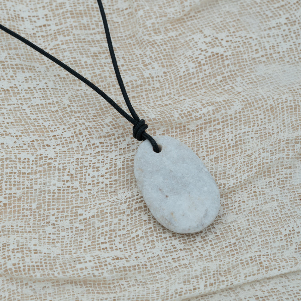 Unisex pendant with pebble