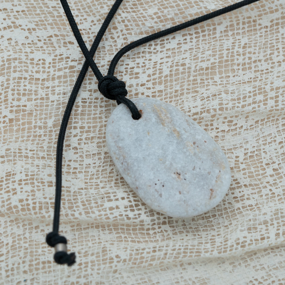 Unisex pendant with pebble