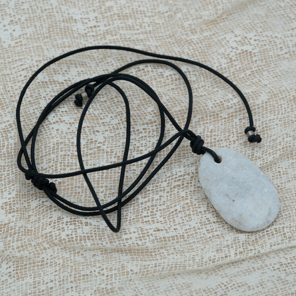 Unisex pendant with pebble