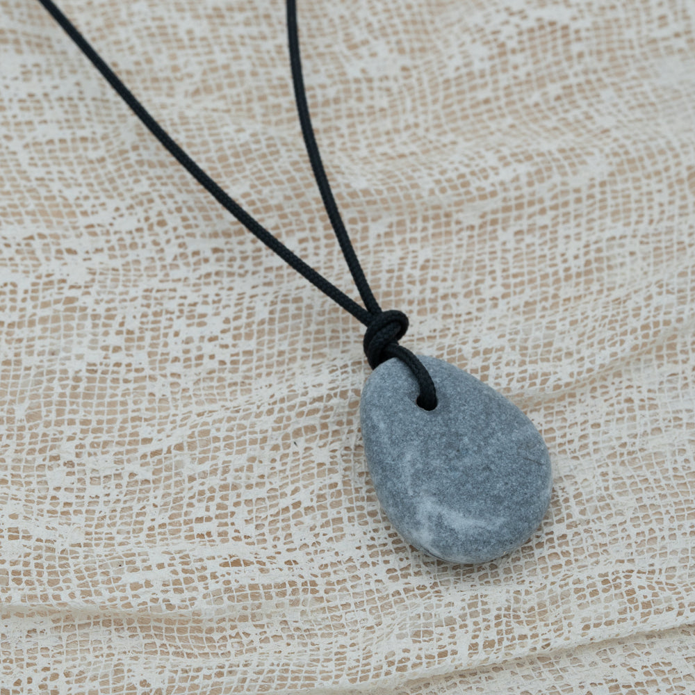 Unisex pendant with pebble