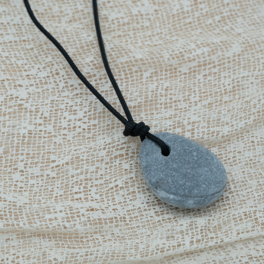 Unisex pendant with pebble