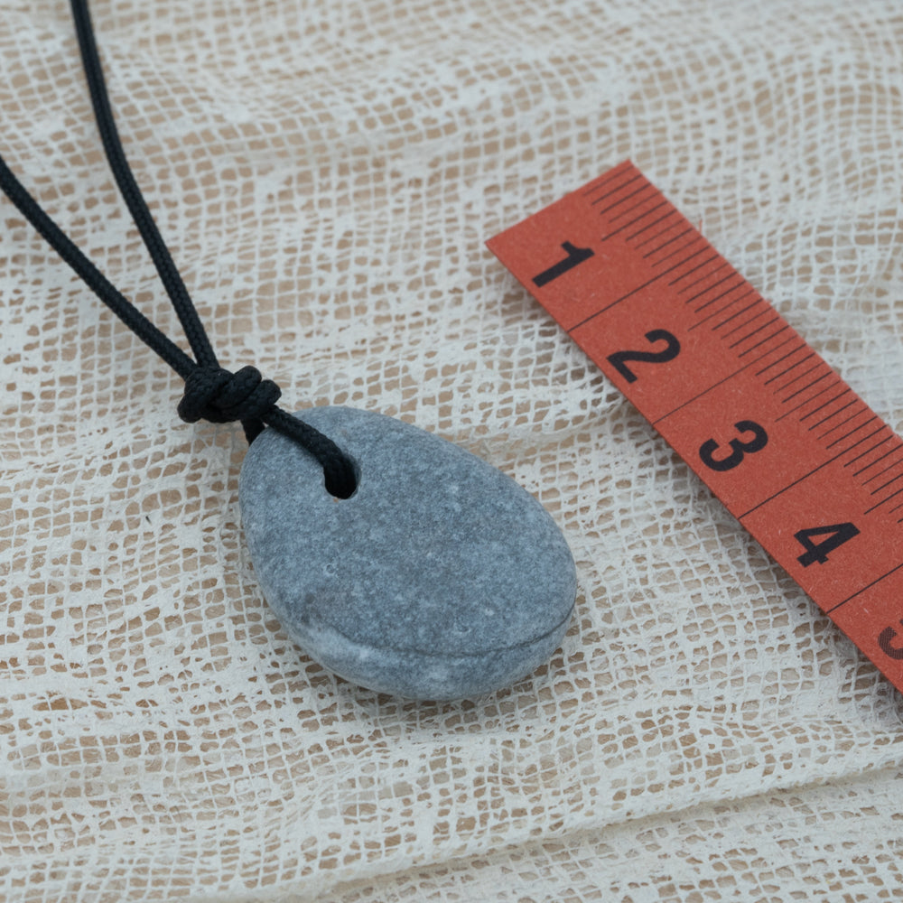 Unisex pendant with pebble