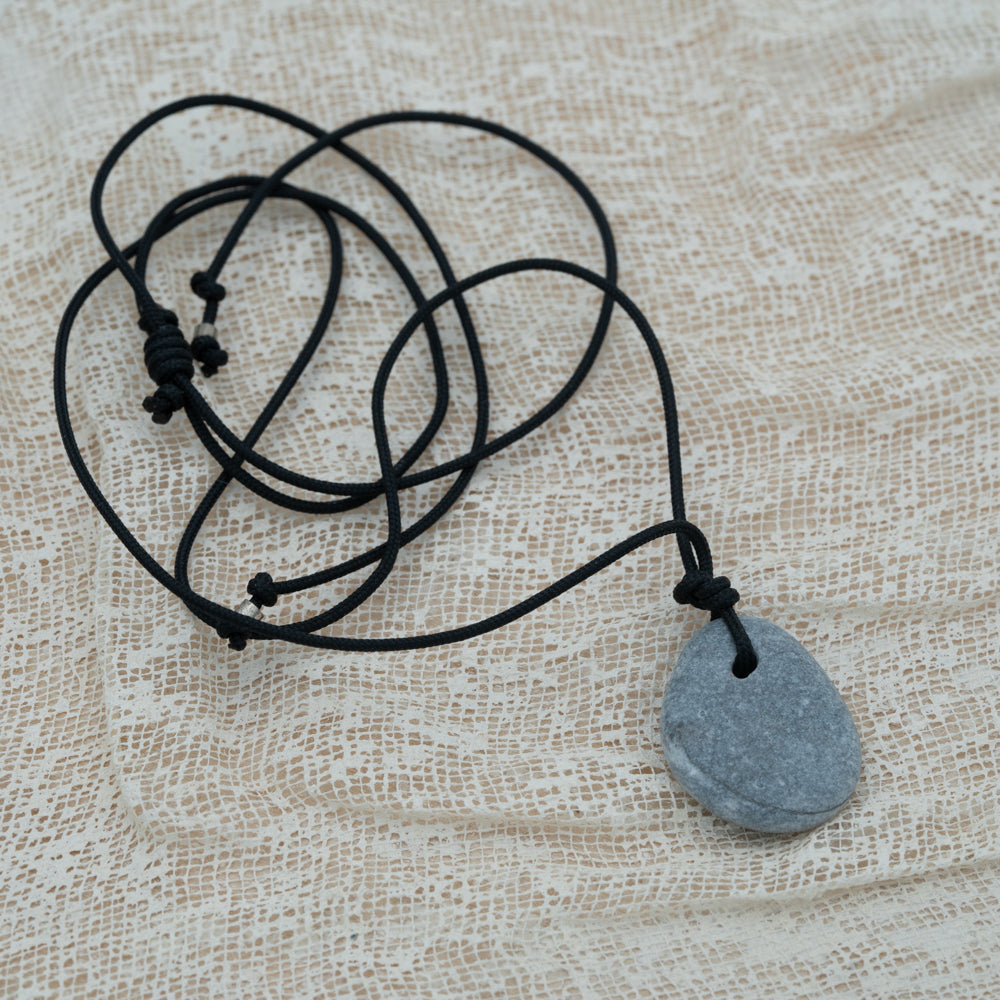 Unisex pendant with pebble